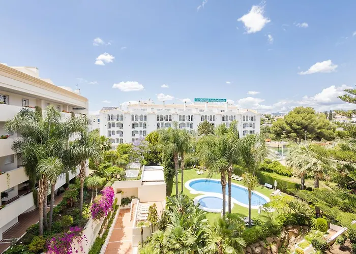 Marbella Home Rentals - Edificio Tembo, Puerto Banus, 2Br, Parking & Pool