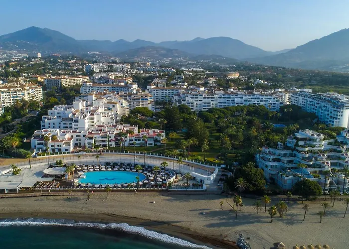 Marbella Banus Suites - Banus - Playas Del Duque - Luxury 3Br - 3Ba - Heart Of Puerto Banus Direct Beach Access - Steps To Marina & El Corte Ing Luxury Shopping - Large Outdoor Terrace - 35,000 M2 Gardens - 3 Pools - 2 Onsite Restaurants- Ideal Famil