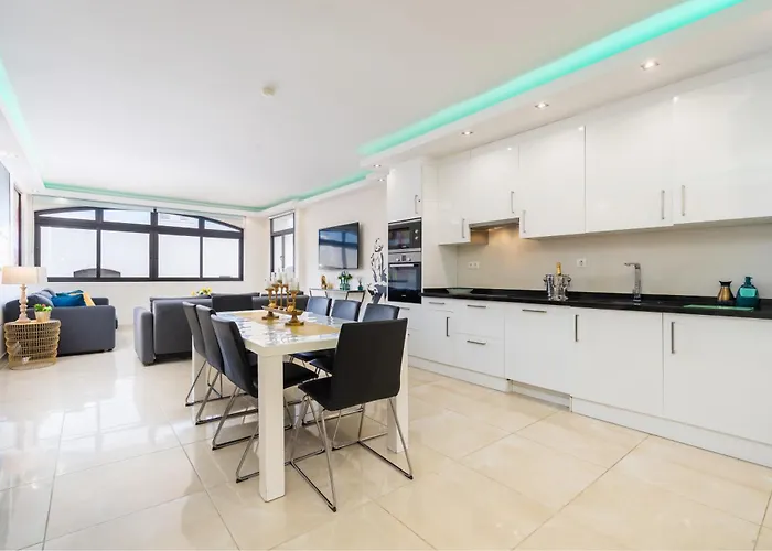 Marbella Home Rentals - Beachfront Luxury Apartment, 5Br Playas Del Duque